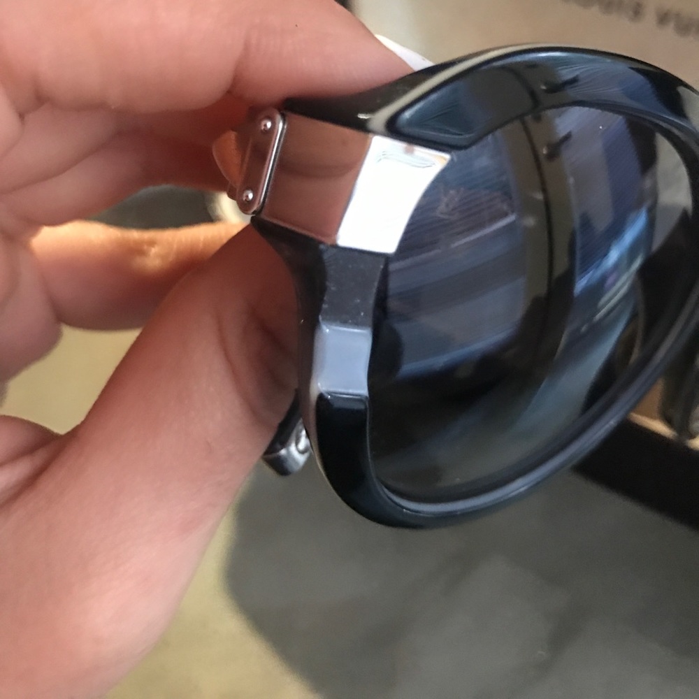 Authentic LV sunglasses - Picture 3 of 8